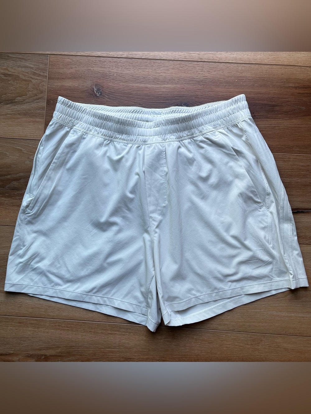 Lululemon Athletica pace breaker 5” unlined cream beige athletic shorts large